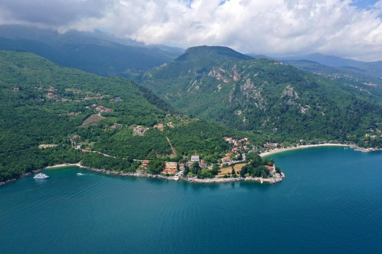 Apartments By The Sea Medveja, Opatija - 7720 ロヴラン エクステリア 写真