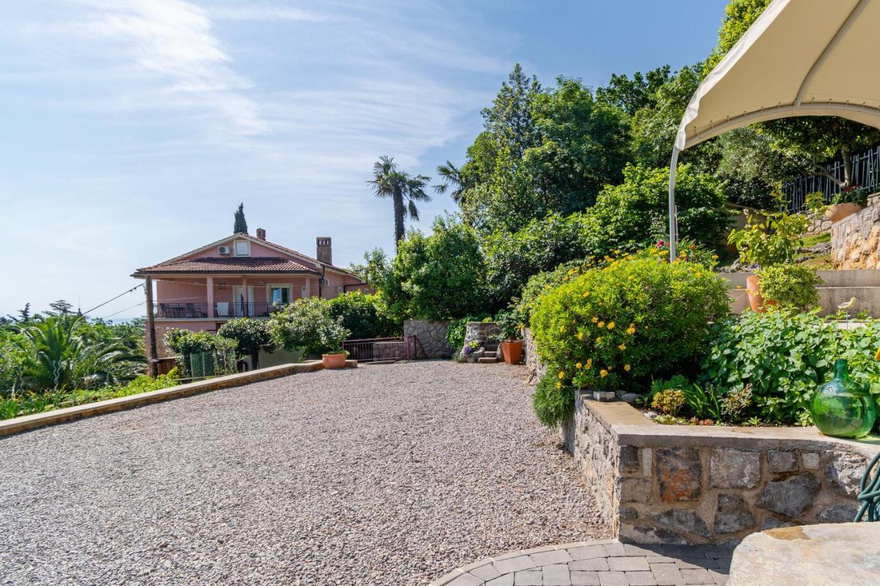Apartments By The Sea Medveja, Opatija - 7720 ロヴラン エクステリア 写真
