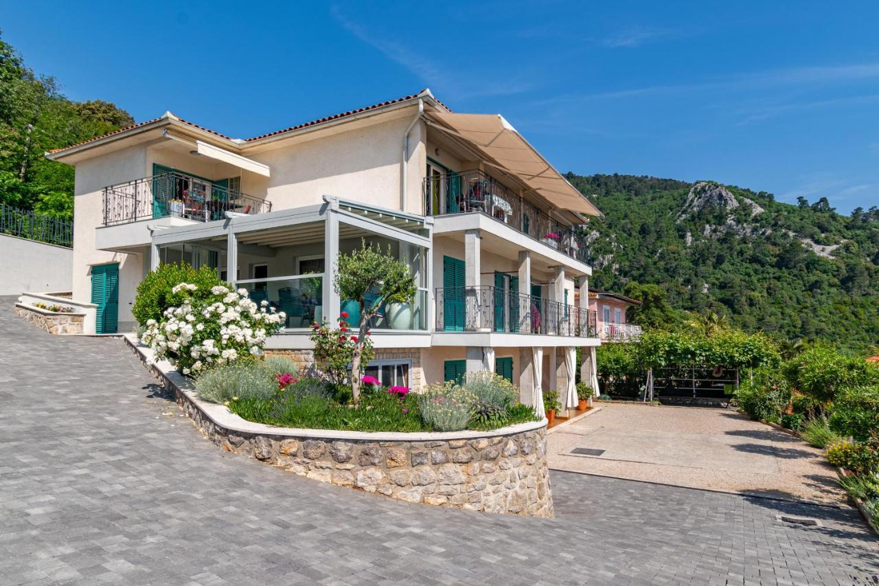 Apartments By The Sea Medveja, Opatija - 7720 ロヴラン エクステリア 写真
