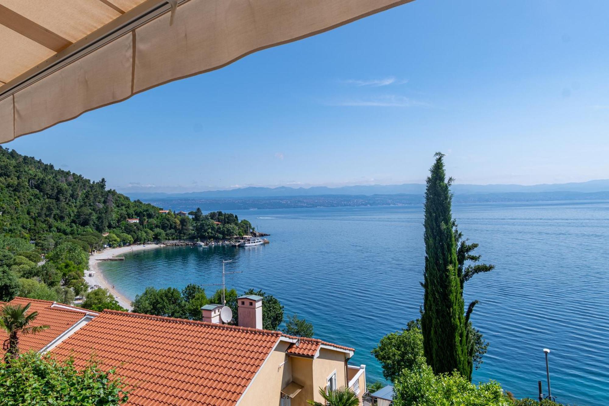 Apartments By The Sea Medveja, Opatija - 7720 ロヴラン エクステリア 写真