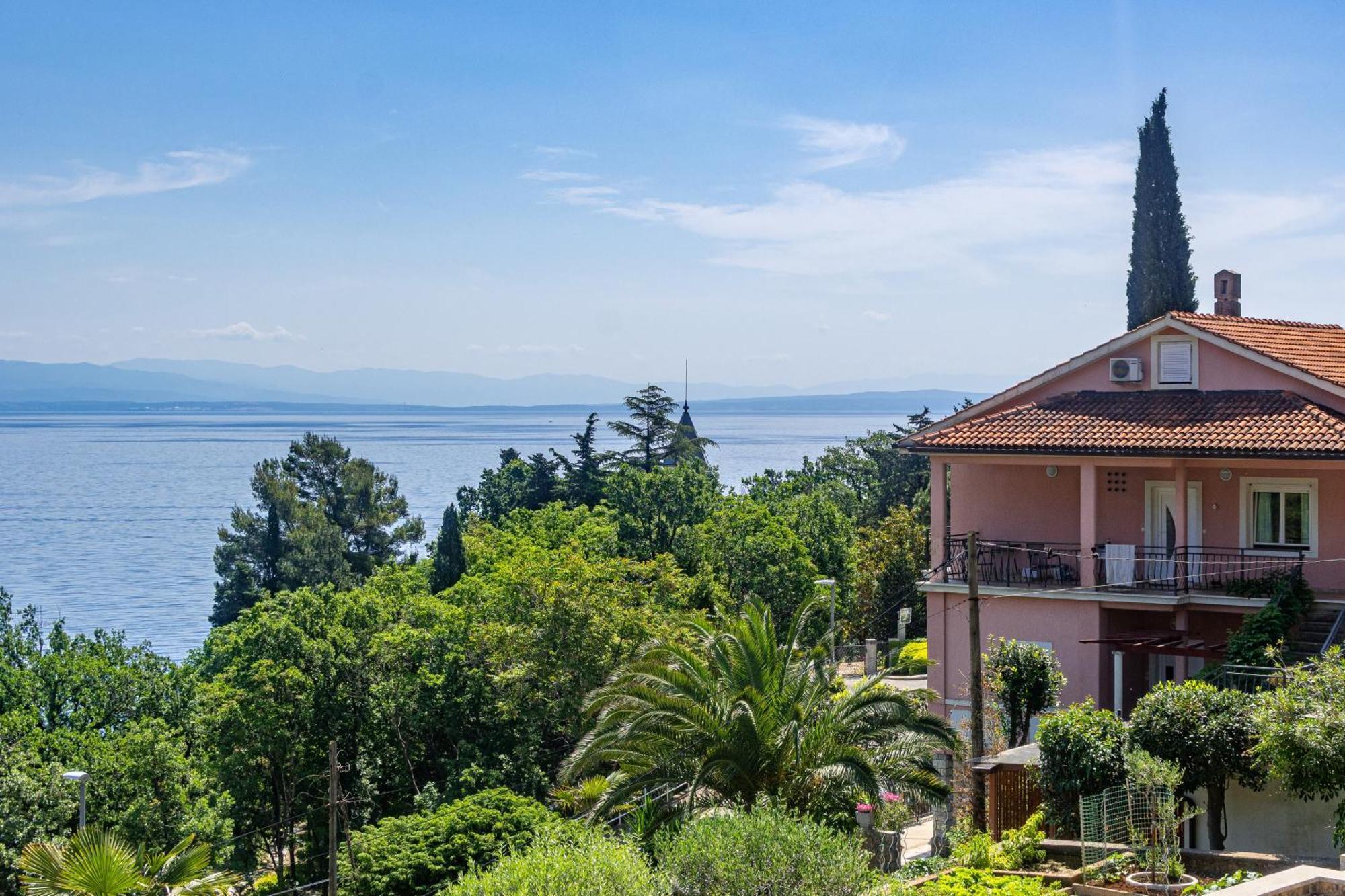 Apartments By The Sea Medveja, Opatija - 7720 ロヴラン エクステリア 写真