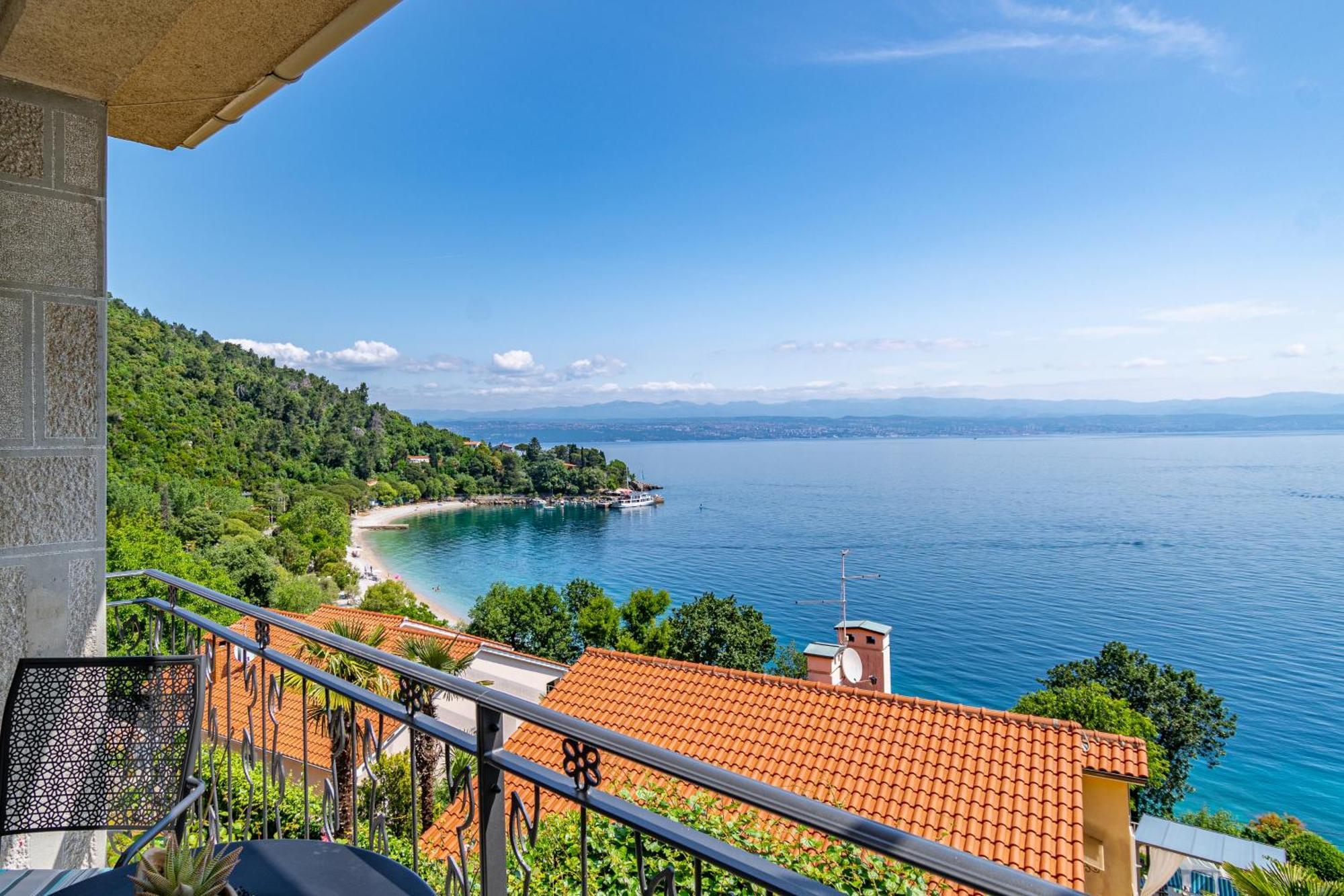 Apartments By The Sea Medveja, Opatija - 7720 ロヴラン エクステリア 写真