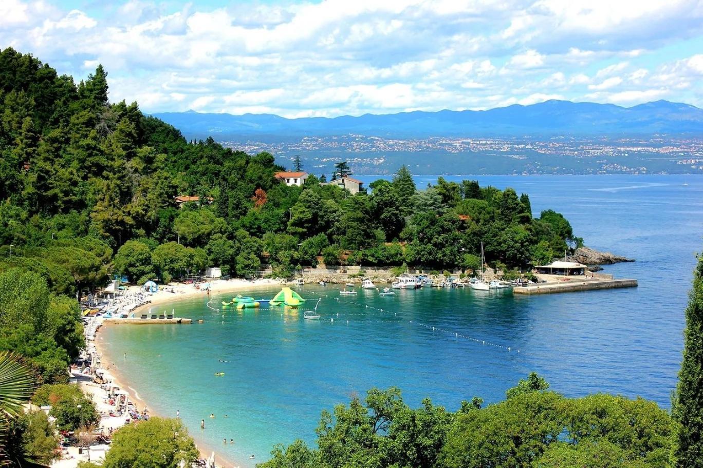 Apartments By The Sea Medveja, Opatija - 7720 ロヴラン エクステリア 写真